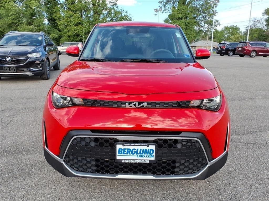 Used 2025 Kia Soul LX w/ LX Technology Package FWD image 9