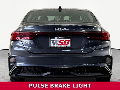 Certified 2022 Kia Forte LXS FWD image 5