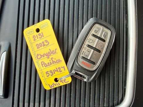 Used 2023 Chrysler Pacifica Touring-L FWD image 39