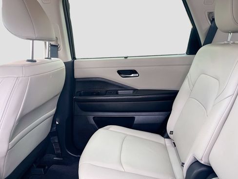 Used 2025 Nissan Pathfinder SL AWD/4WD image 27