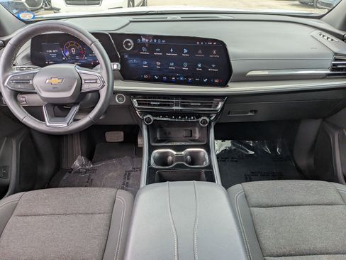 Used 2025 Chevrolet Traverse LT FWD image 17