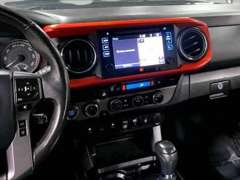 Used 2018 Toyota Tacoma TRD Sport AWD/4WD image 7