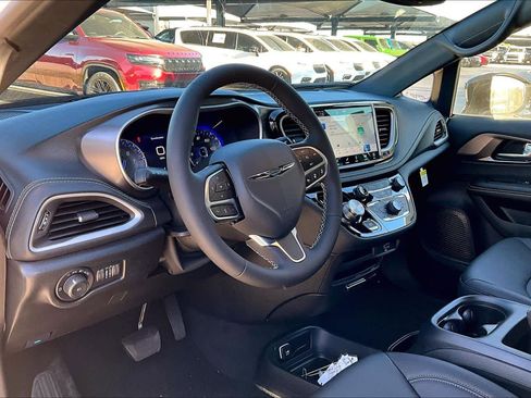 New 2026 Chrysler Pacifica Select image 9