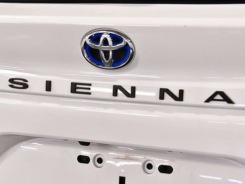 Used 2024 Toyota Sienna LE AWD/4WD image 10
