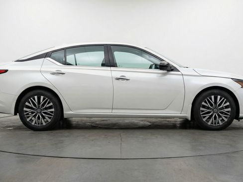 Used 2025 Nissan Altima 2.5 SV image 11