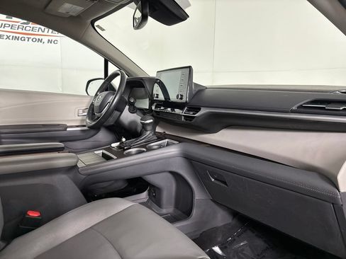 Used 2024 Toyota Sienna XLE FWD image 28