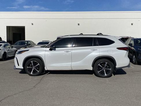 Used 2022 Toyota Highlander XSE AWD/4WD image 2