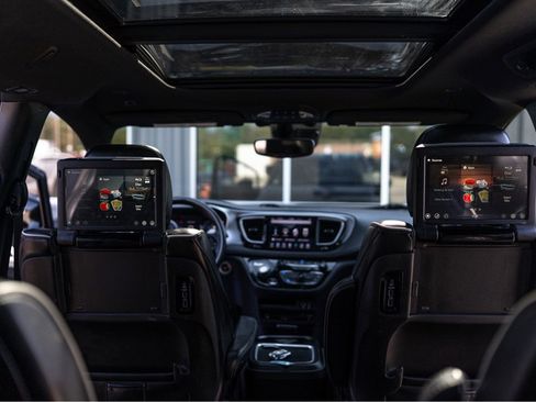 Used 2019 Chrysler Pacifica Limited w/ Advanced Safetytec Group image 9