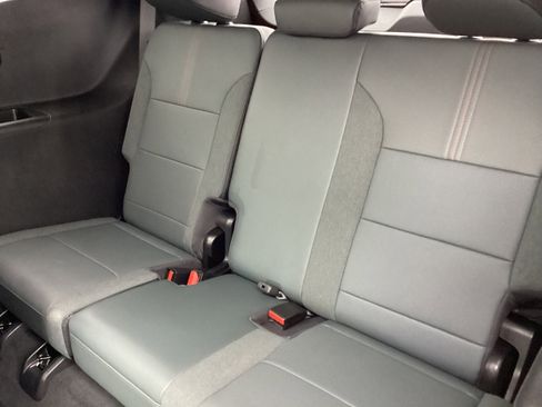 Used 2024 GMC Acadia AT4 w/ Luxury Package image 15