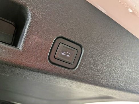 Certified 2025 GMC Acadia Elevation AWD/4WD image 12