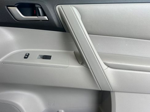 Used 2013 Toyota Highlander Plus FWD image 20
