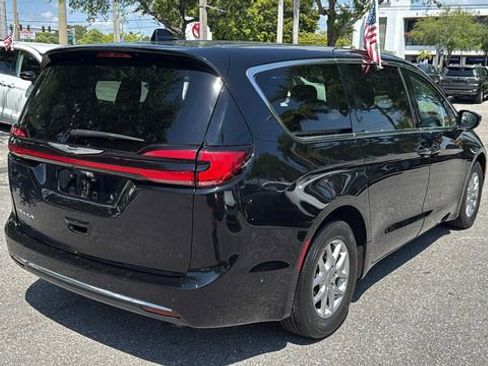 Used 2024 Chrysler Pacifica Touring-L image 9