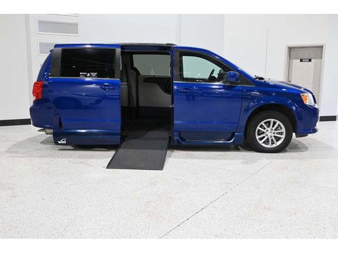 Used 2019 Dodge Grand Caravan SXT w/ Driver Convenience Group FWD image 17