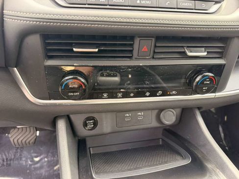 Used 2025 Nissan Rogue SV AWD/4WD image 19