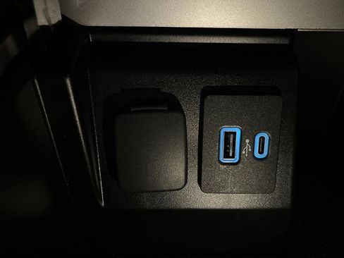 Used 2022 Ford Explorer XLT image 24