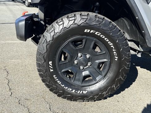 Used 2023 Jeep Gladiator Mojave w/ LED Lighting Group image 9