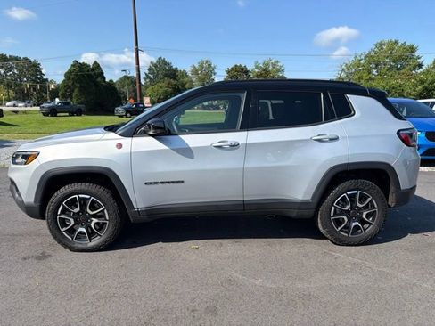 Used 2025 Jeep Compass Trailhawk AWD/4WD image 4