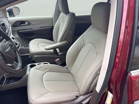 Used 2018 Chrysler Pacifica L image 5