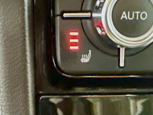 Used 2011 Volkswagen Touareg Sport image 20