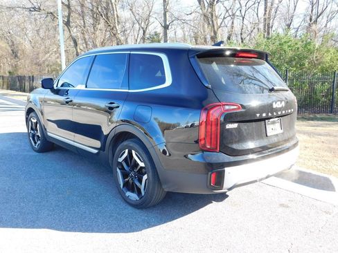 Used 2023 Kia Telluride S image 3
