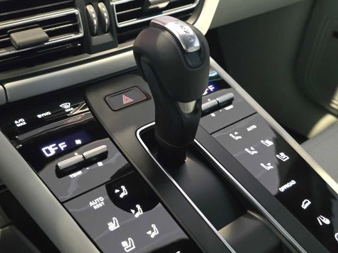 Used 2025 Porsche Macan AWD/4WD image 29