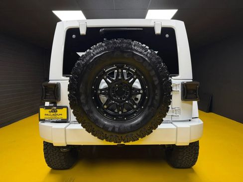 Used 2017 Jeep Wrangler Unlimited Sahara w/ Connectivity Group AWD/4WD image 5