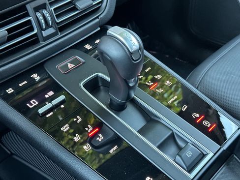 Certified 2025 Porsche Macan AWD/4WD image 24