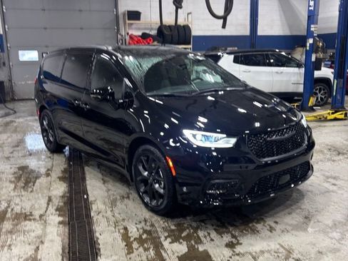 New 2026 Chrysler Pacifica Select image 3