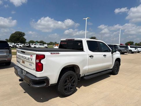 Used 2021 Chevrolet Silverado 1500 LT Trail Boss w/ Convenience Package II AWD/4WD image 2