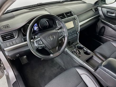 Used 2017 Toyota Camry SE image 2