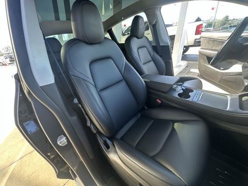 Used 2022 Tesla Model Y Long Range image 23