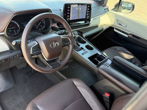 Used 2023 Toyota Sienna Platinum FWD image 7