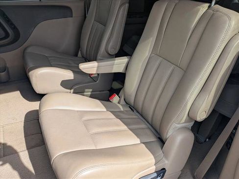 Used 2014 Chrysler Town & Country Touring-L w/ Driver Convenience Group image 17