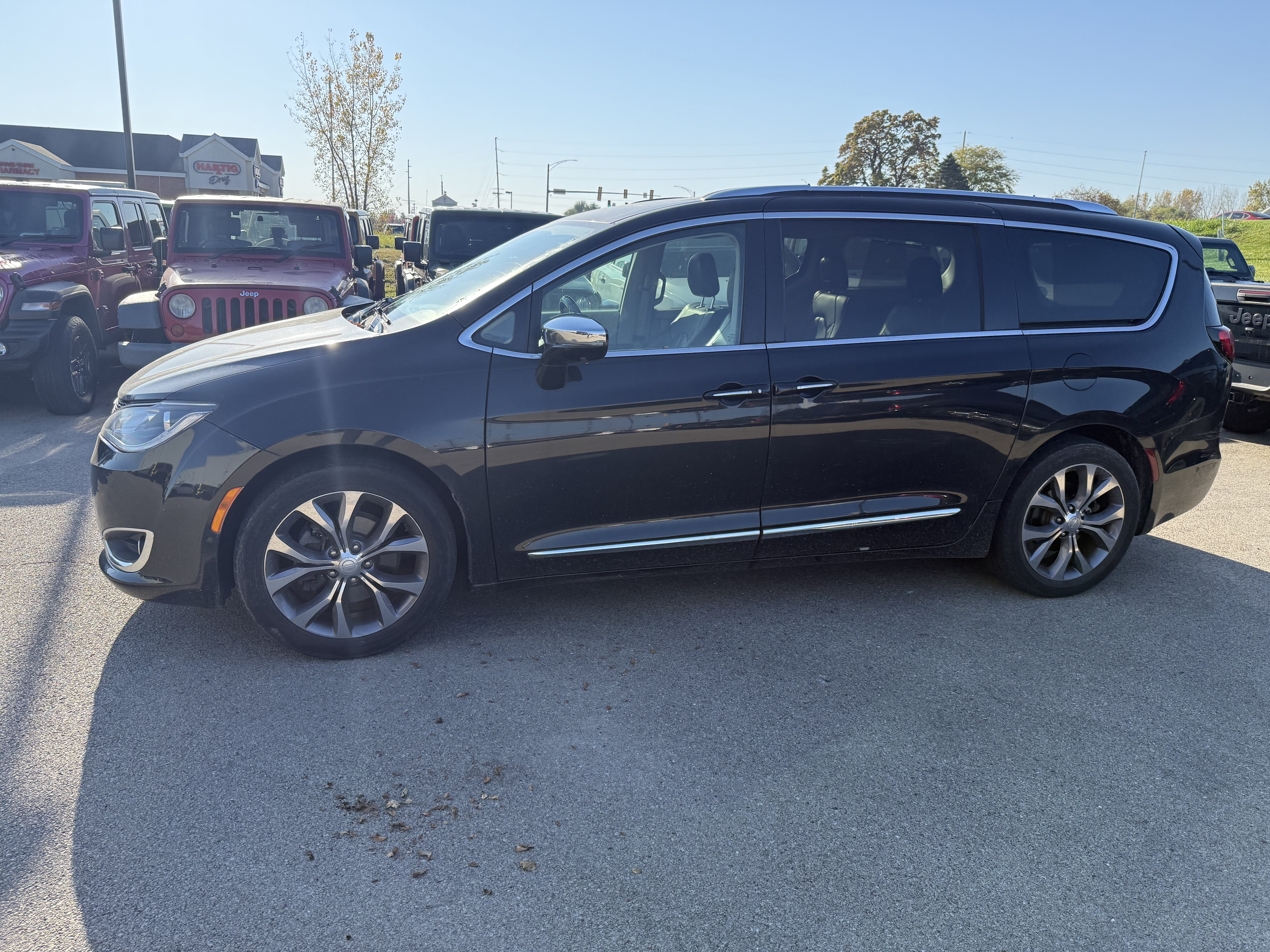 Used 2019 Chrysler Pacifica Limited w/ Tire & Wheel Group FWD image 2