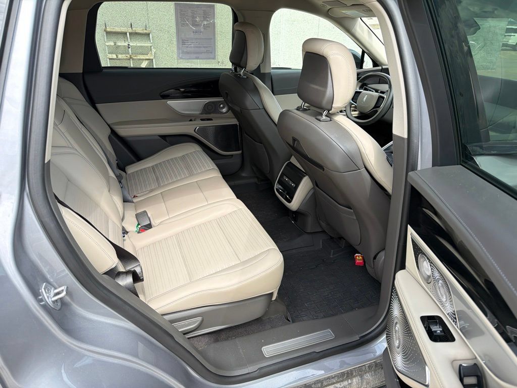 Used 2025 Lincoln Nautilus Reserve AWD/4WD image 12
