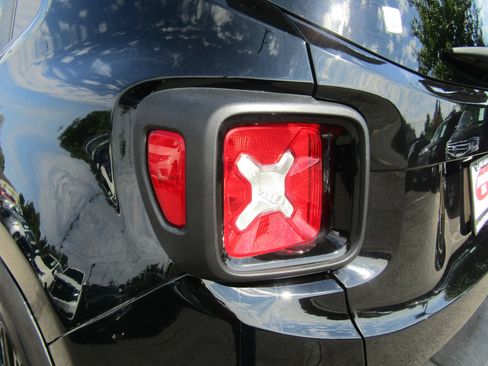 Used 2018 Jeep Renegade Altitude FWD image 10