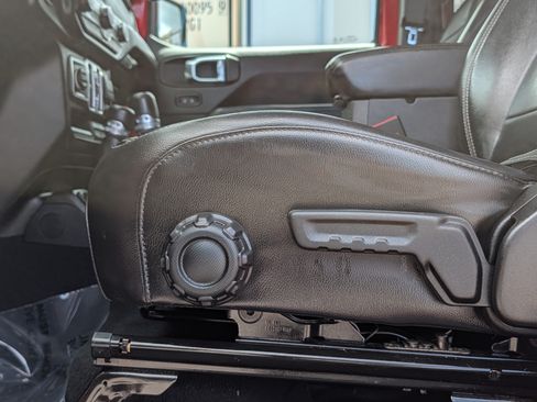 Used 2018 Jeep Wrangler Unlimited Sahara AWD/4WD image 22
