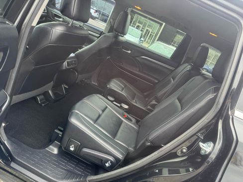 Used 2017 Toyota Highlander SE image 21