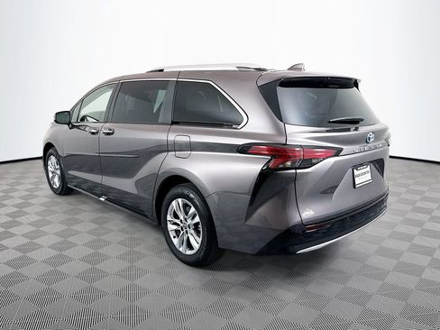 Used 2024 Toyota Sienna Limited FWD image 5