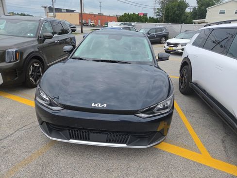 Certified 2024 Kia EV6 Light AWD/4WD image 2