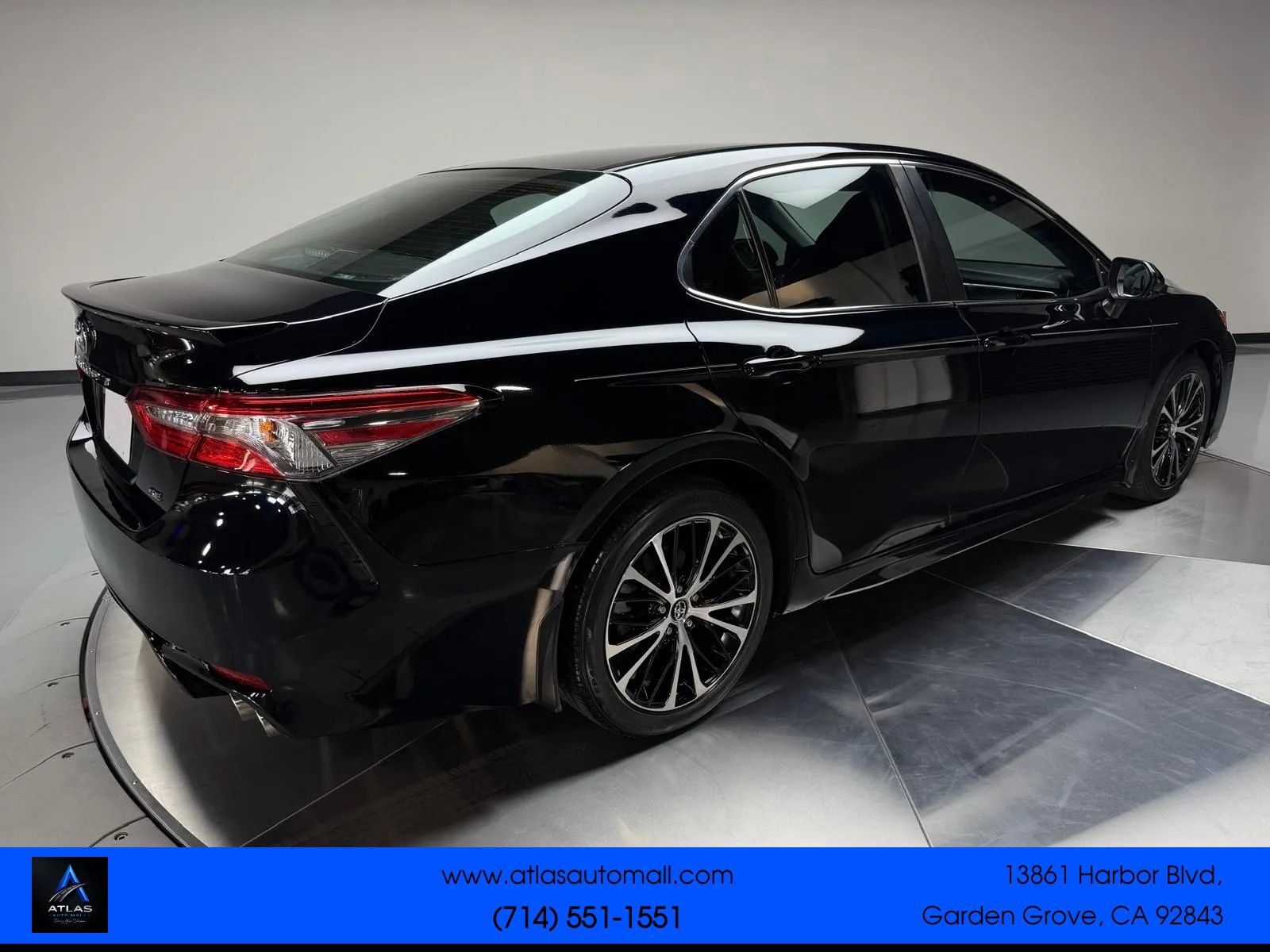 Used 2018 Toyota Camry SE w/ Moonroof Package FWD image 2