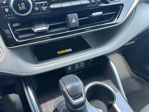 Used 2024 Toyota Highlander Limited image 32