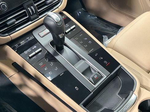 Certified 2025 Porsche Macan image 28