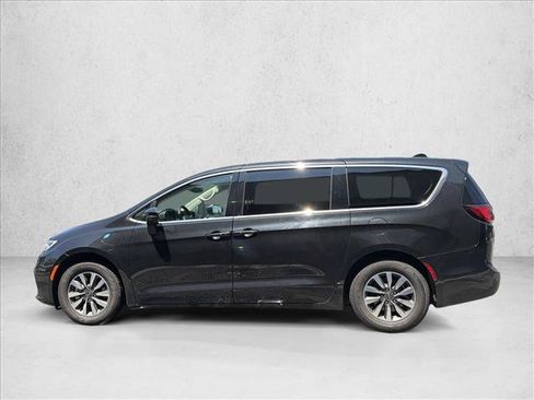 Used 2023 Chrysler Pacifica Touring-L FWD image 8