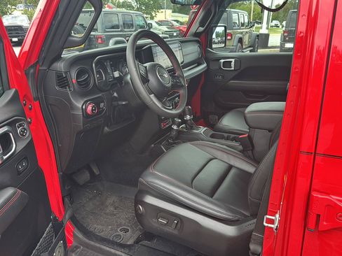 Used 2024 Jeep Gladiator Rubicon w/ Convenience Group AWD/4WD image 16