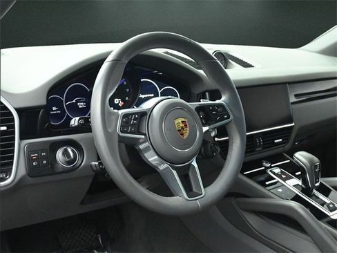 Used 2023 Porsche Cayenne Coupe image 24