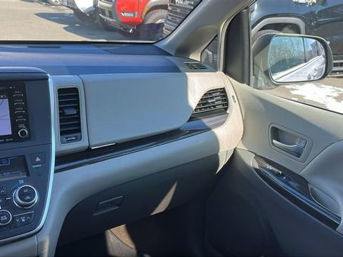 Used 2018 Toyota Sienna XLE w/ XLE Navigation Package image 21