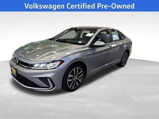 Certified 2025 Volkswagen Jetta SE w/ Sunroof Package video 1