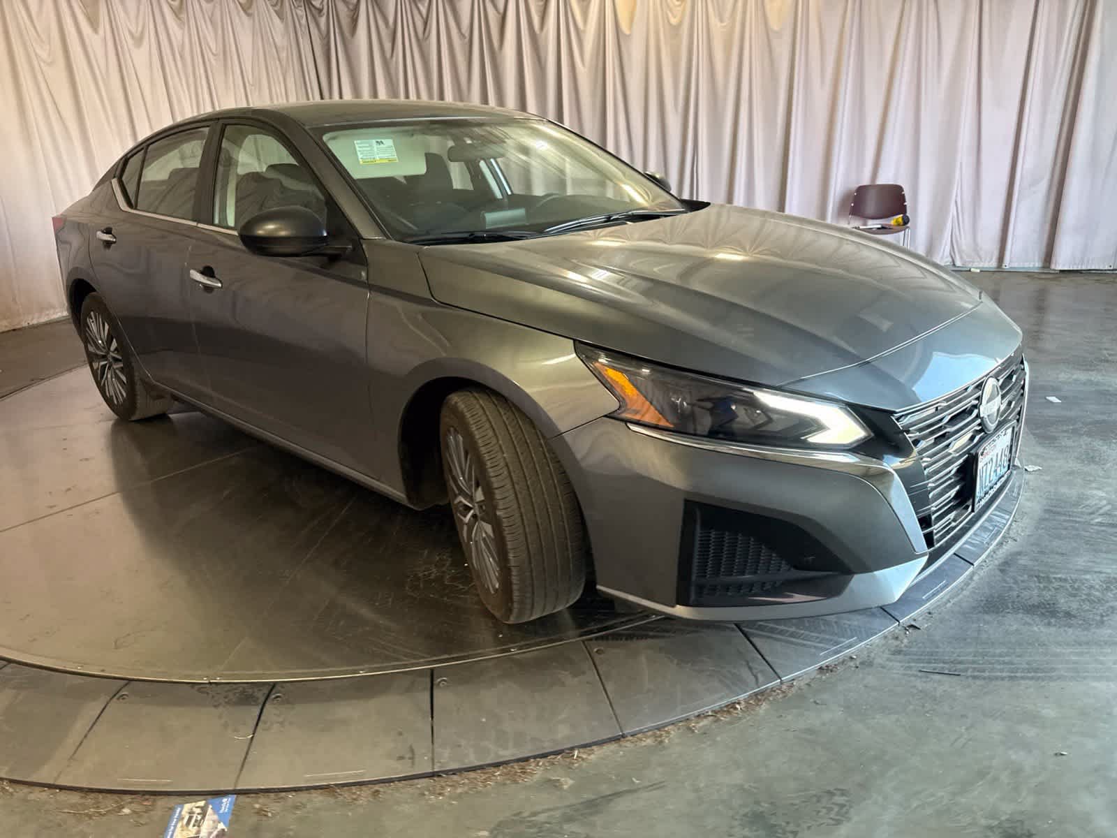 Used 2025 Nissan Altima 2.5 SV FWD image 2