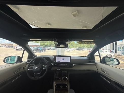 Used 2026 Toyota Sienna Limited FWD image 13